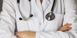 un-medecin-en-blouse-blanche