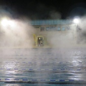 À Orsay, les nageurs enchaînent les longueurs sous les étoiles
