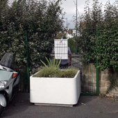 Les Ulis : la maire bloque un accès piéton à Orsay avec une grille et un pot de fleurs